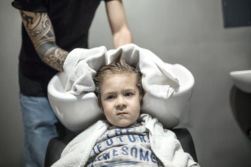 Μικρό αγόρι στο barbershop στοκ φωτογραφία με δικαίωμα ελεύθερης χρήσης Μικρό αγόρι στο barbershop στοκ φωτογραφία με δικαίωμα ελεύθερης χρήσης