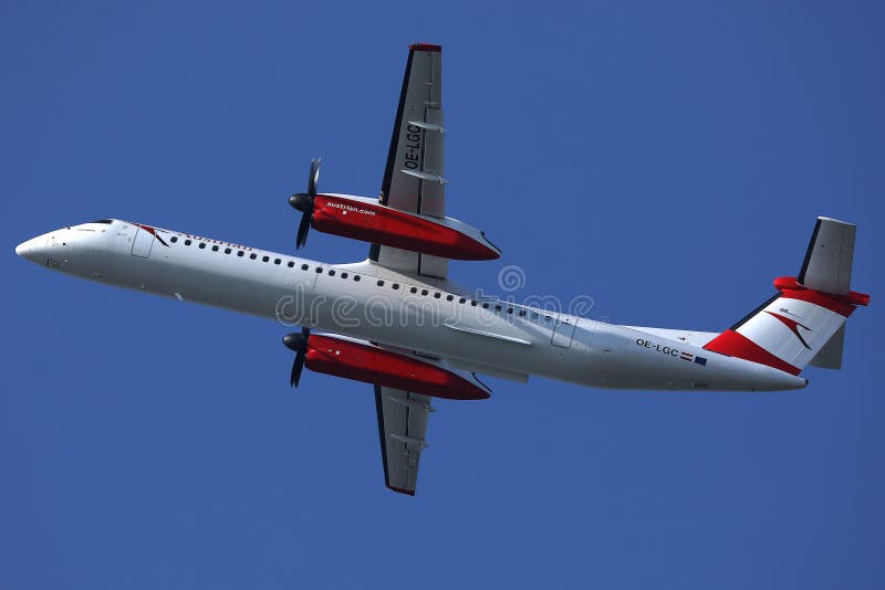 Μικρό αεριωθούμενο αεροπλάνο της Austrian Airlines που πετά επάνω στον ουρανό στοκ εικόνα Μικρό αεριωθούμενο αεροπλάνο της Austrian Airlines που πετά επάνω στον ουρανό στοκ εικόνα