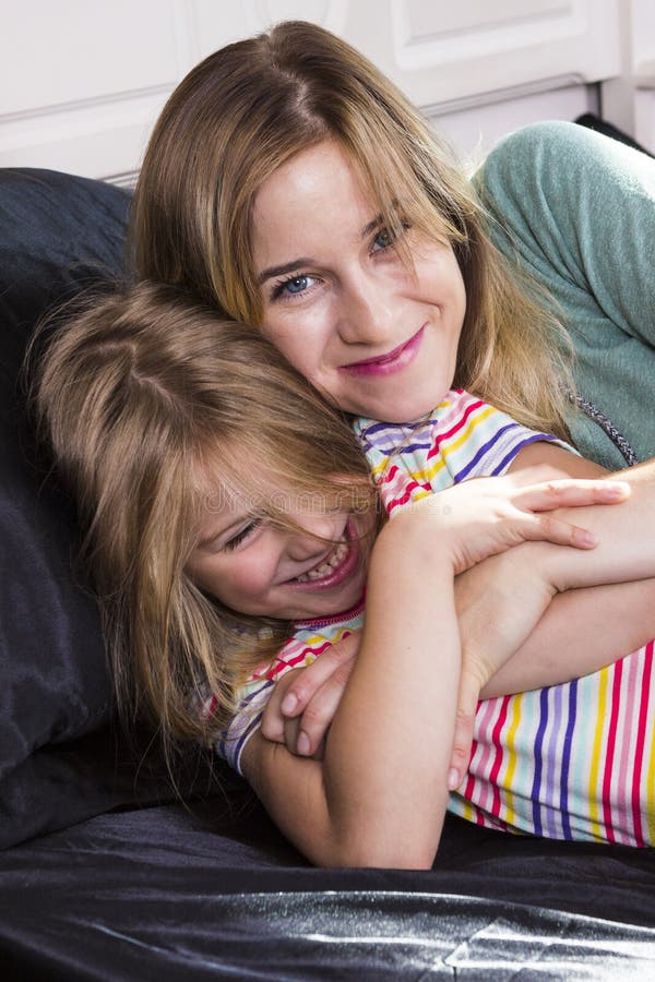 Μικρό κορίτσι με το mom από κοινού στοκ εικόνα Μικρό κορίτσι με το mom από κοινού στοκ εικόνα
