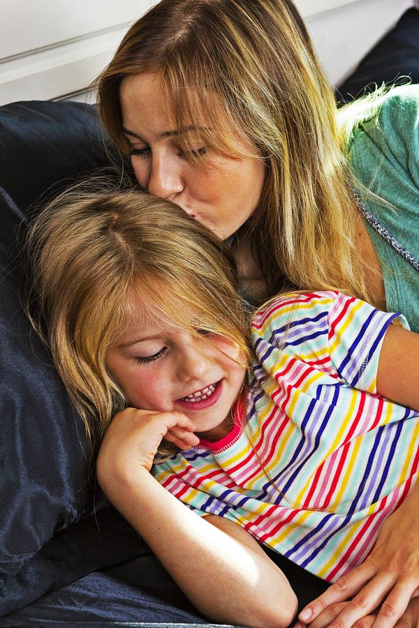 Μικρό κορίτσι με το mom από κοινού στοκ φωτογραφία Μικρό κορίτσι με το mom από κοινού στοκ φωτογραφία