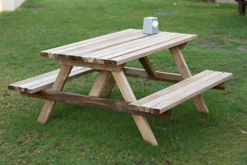 Μικρό ξύλινο picknickplace στην πράσινη φωτογραφία τομέων στοκ εικόνες