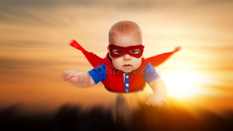 Μικρό παιδί λίγο superhero υπερανθρώπων μωρών με ένα κόκκινο ακρωτήριο που πετά το θόριο στοκ εικόνες
