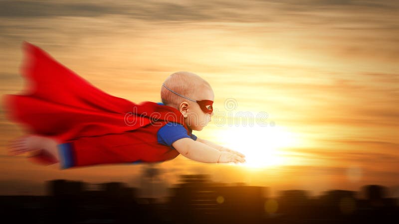 Μικρό παιδί λίγο superhero υπερανθρώπων μωρών με το κόκκινο thro πετάγματος ακρωτηρίων στοκ φωτογραφίες με δικαίωμα ελεύθερης χρήσης