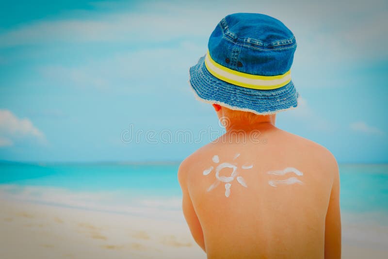 Μικρό παιδί προστασίας ήλιων με το suncream στην τροπική παραλία στοκ φωτογραφία με δικαίωμα ελεύθερης χρήσης