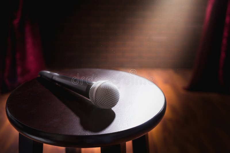 Μικρόφωνο σε ένα ξύλινο σκαμνί σε ένα στάδιο στοκ φωτογραφία με δικαίωμα ελεύθερης χρήσης Μικρόφωνο σε ένα ξύλινο σκαμνί σε ένα στάδιο στοκ φωτογραφία με δικαίωμα ελεύθερης χρήσης