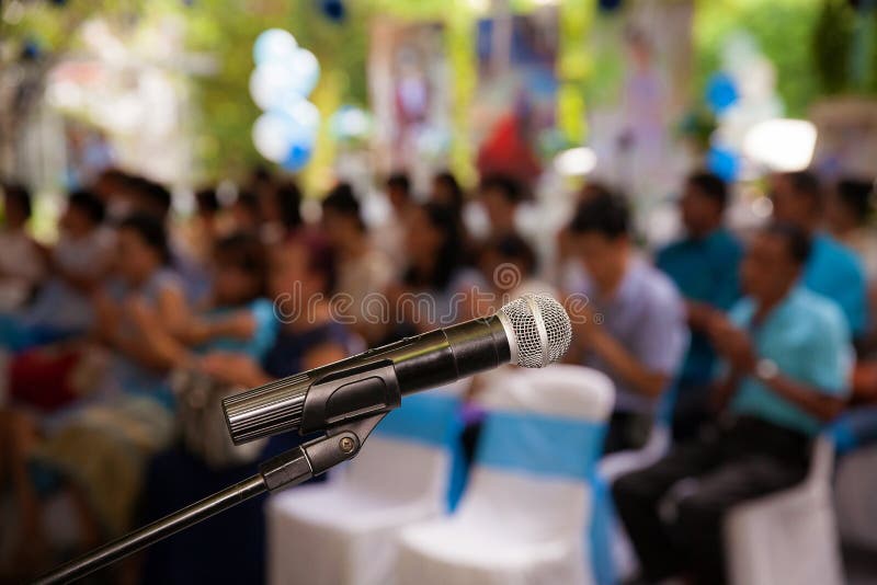 Μικρόφωνο στη αίθουσα συναυλιών ή τη αίθουσα συνδιαλέξεων μαλακή και το ύφος θαμπάδων για το υπόβαθρο στοκ φωτογραφία με δικαίωμα ελεύθερης χρήσης Μικρόφωνο στη αίθουσα συναυλιών ή τη αίθουσα συνδιαλέξεων μαλακή και το ύφος θαμπάδων για το υπόβαθρο στοκ φωτογραφία με δικαίωμα ελεύθερης χρήσης