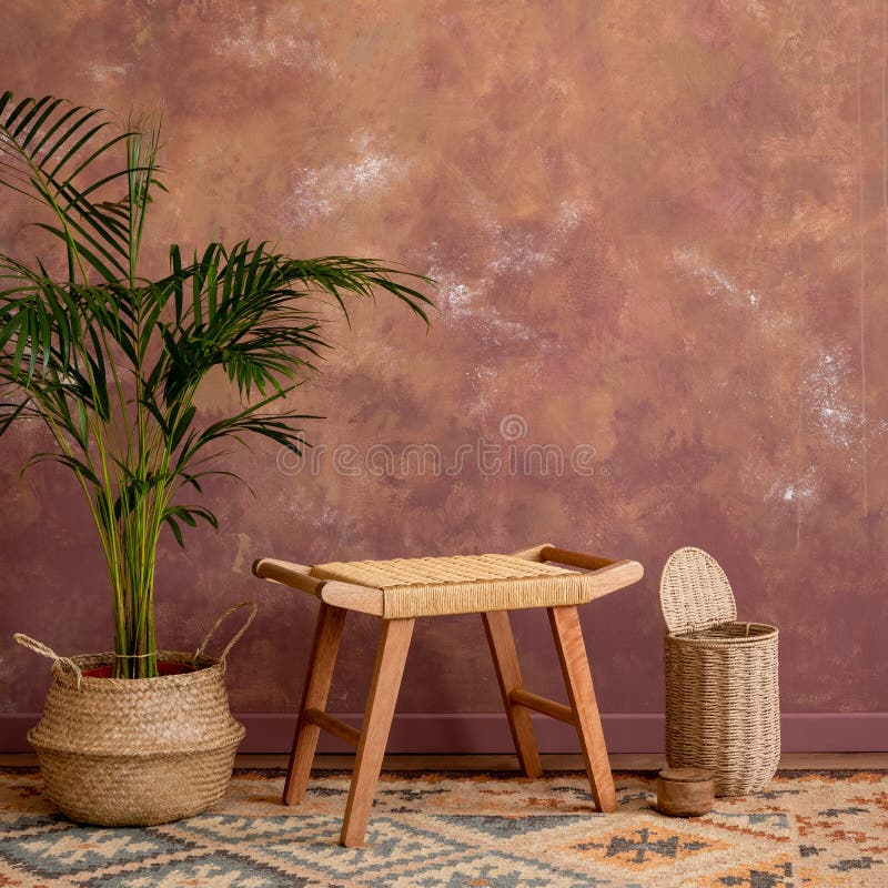 μινιμαλιστικό εσωτερικό της τραπεζαρίας boho με αντιγραφή διαστημικού καλαθιού rattan με φυτό. και προσωπικά εξαρτήματα. καφετί. στοκ εικόνα