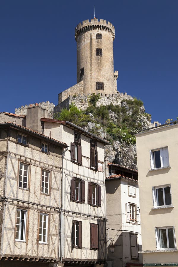 Μισό-εφοδιασμένα με ξύλα σπίτια και το Castle Foix στοκ φωτογραφία