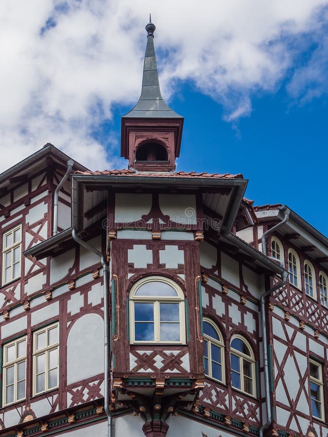 Σπίτι με ξυλοτεχνική στοκ φωτογραφίες