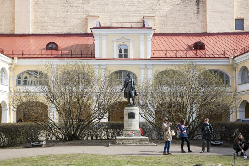Μνημείο στο Α S Pushkin στο προαύλιο του κτηρίου με ένα μουσείο-διαμέρισμα στη Αγία Πετρούπολη στοκ φωτογραφία Μνημείο στο Α S Pushkin στο προαύλιο του κτηρίου με ένα μουσείο-διαμέρισμα στη Αγία Πετρούπολη στοκ φωτογραφία