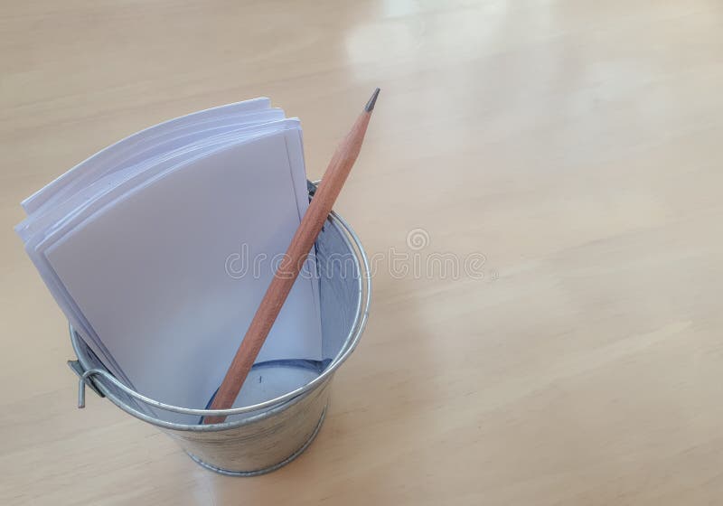Μολύβι και οι Λευκές Βίβλοι στο μικροσκοπικό κάτοχο μολυβιών χάλυβα στοκ εικόνα με δικαίωμα ελεύθερης χρήσης Μολύβι και οι Λευκές Βίβλοι στο μικροσκοπικό κάτοχο μολυβιών χάλυβα στοκ εικόνα με δικαίωμα ελεύθερης χρήσης