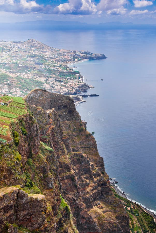 Μοναδική άποψη από το skywalk στην απότομη ακτή Cabo Girao, Μαδέρα, Πορτογαλία, Ευρώπη, στοκ φωτογραφία Μοναδική άποψη από το skywalk στην απότομη ακτή Cabo Girao, Μαδέρα, Πορτογαλία, Ευρώπη, στοκ φωτογραφία