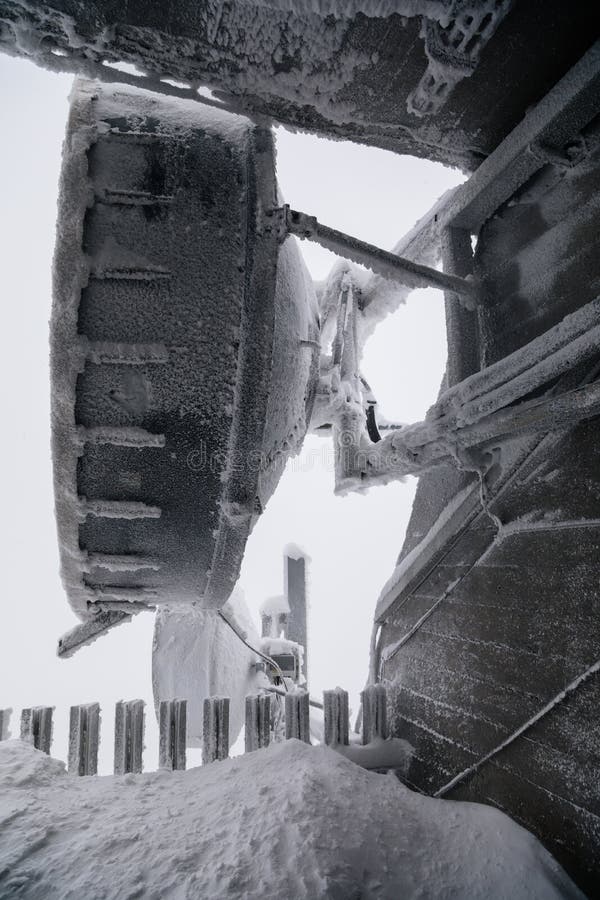 μοναδική αρχιτεκτονική jested tower καλυμμένος σκληρός πομποδέκτης πάγου και ξενοδοχείο βουνού κάτω από χιόνι παγωμένη γέφυρα παγω στοκ εικόνα με δικαίωμα ελεύθερης χρήσης