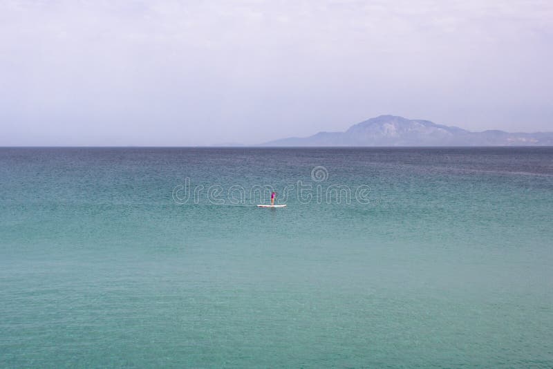 Μοναχικός κωπηλατητής στη μέση της θάλασσας στο φόντο της Αφρικής στοκ εικόνες με δικαίωμα ελεύθερης χρήσης Μοναχικός κωπηλατητής στη μέση της θάλασσας στο φόντο της Αφρικής στοκ εικόνες με δικαίωμα ελεύθερης χρήσης