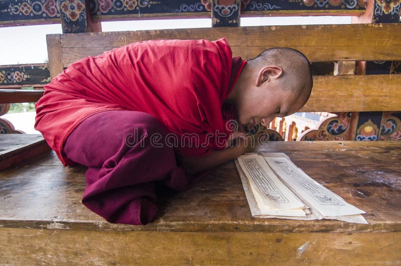μοναχός αρχαρίων Punakha Dzong, Μπουτάν, κατά τη διάρκεια της chanting μάντρας στοκ εικόνες