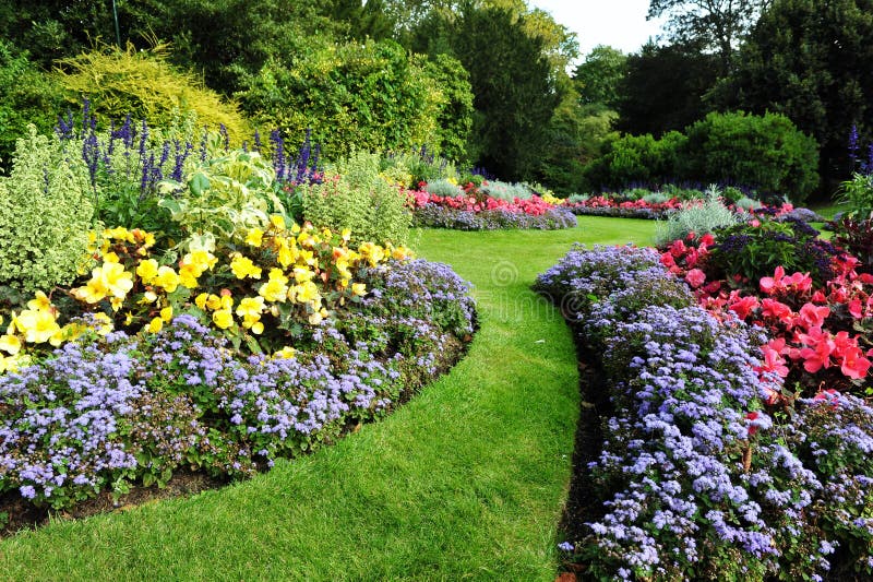 Μονοπάτι και Flowerbeds κήπων στοκ εικόνες με δικαίωμα ελεύθερης χρήσης Μονοπάτι και Flowerbeds κήπων στοκ εικόνες με δικαίωμα ελεύθερης χρήσης