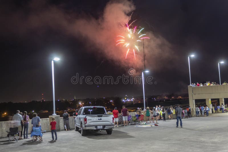 ΜΟΝΡΟΕ, LOUISIANA/U S ? -07/06/2019: Η επίδειξη πυροτεχνημάτων κράτησε δύο ημέρες μετά από το τέταρτο προκειμένου να επιτραπεί στ στοκ εικόνες ΜΟΝΡΟΕ, LOUISIANA/U S ? -07/06/2019: Η επίδειξη πυροτεχνημάτων κράτησε δύο ημέρες μετά από το τέταρτο προκειμένου να επιτραπεί στ στοκ εικόνες