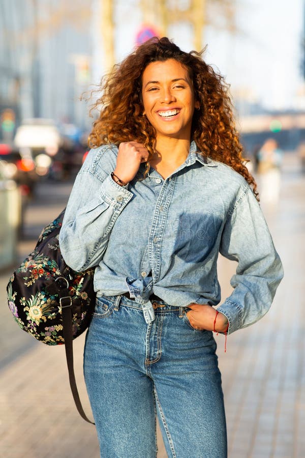 μοντέρνα ισπανίδα γυναίκα με στολή denim έξω στοκ εικόνες με δικαίωμα ελεύθερης χρήσης
