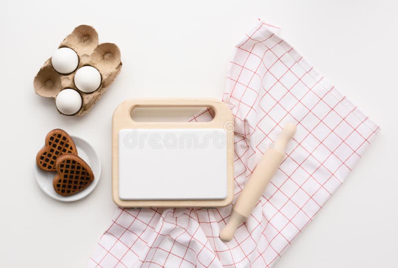 Μοντέρνα ξύλινα παιχνίδια Flatlay του ξύλινου κατασκευαστή, των αυγών και των βαφλών βαφλών στο υπόβαθρο ελέγχου στοκ εικόνα Μοντέρνα ξύλινα παιχνίδια Flatlay του ξύλινου κατασκευαστή, των αυγών και των βαφλών βαφλών στο υπόβαθρο ελέγχου στοκ εικόνα