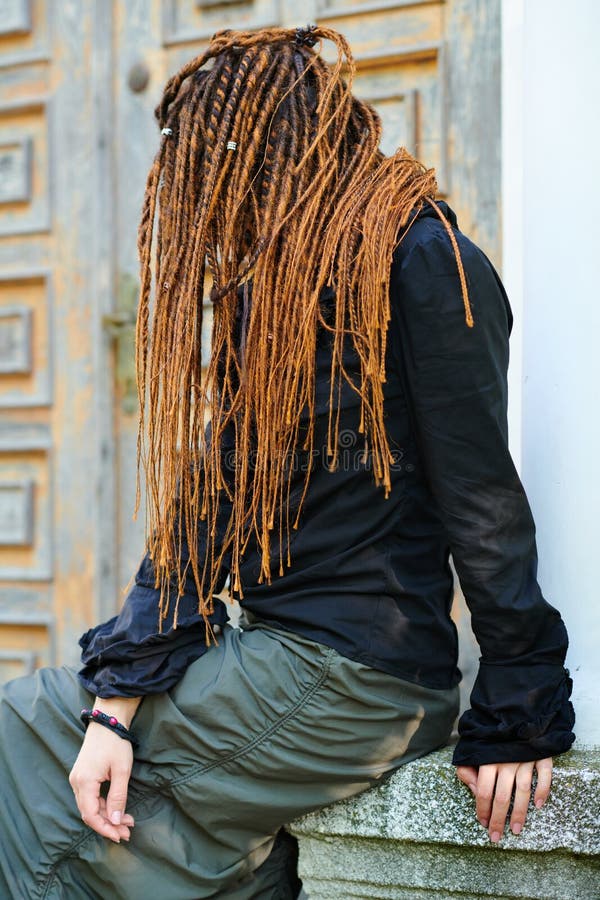 Μοντέρνη τοποθέτηση κοριτσιών Dreadlocks στο παλαιό ξύλινο υπόβαθρο πορτών πλάγια όψη χωρίς το πρόσωπο ορατό στοκ εικόνες Μοντέρνη τοποθέτηση κοριτσιών Dreadlocks στο παλαιό ξύλινο υπόβαθρο πορτών πλάγια όψη χωρίς το πρόσωπο ορατό στοκ εικόνες