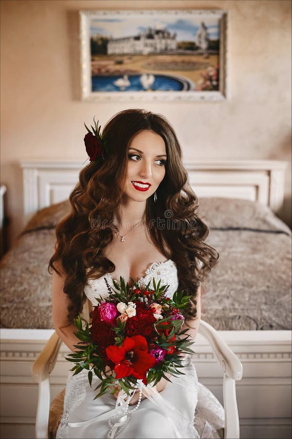 Μοντέρνο και όμορφο πρότυπο κορίτσι brunette με το φωτεινό makeup και με ένα λαμπρό χαμόγελο, σε ένα άσπρο γαμήλιο φόρεμα και στοκ φωτογραφίες Μοντέρνο και όμορφο πρότυπο κορίτσι brunette με το φωτεινό makeup και με ένα λαμπρό χαμόγελο, σε ένα άσπρο γαμήλιο φόρεμα και στοκ φωτογραφίες