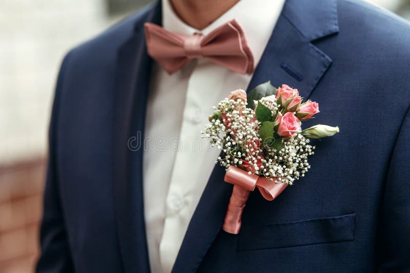 Μοντέρνοι νεόνυμφος ή groomsmen στο κοστούμι με τη ρόδινη μπουτονιέρα α τριαντάφυλλων στοκ φωτογραφία Μοντέρνοι νεόνυμφος ή groomsmen στο κοστούμι με τη ρόδινη μπουτονιέρα α τριαντάφυλλων στοκ φωτογραφία