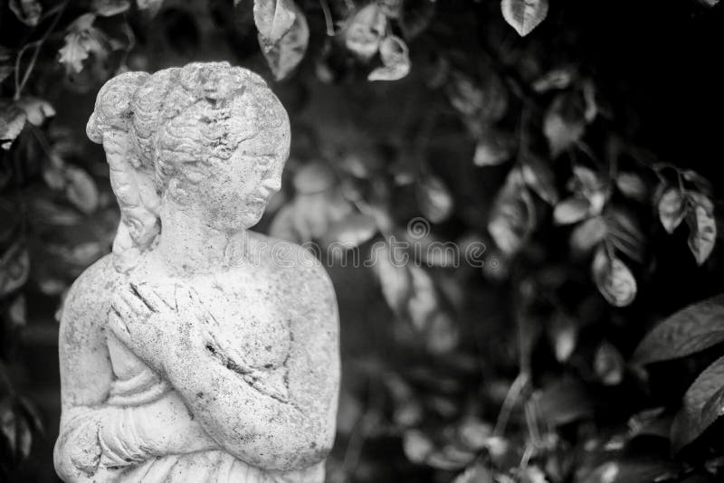 Μονοχρωματικό ελληνικό άγαλμα από πέτρα, γυναικεία φιγούρα, χώρος για κείμενο στοκ φωτογραφία με δικαίωμα ελεύθερης χρήσης