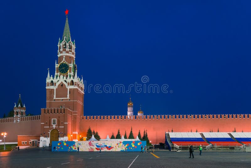 ΜΟΣΧΑ, ΡΩΣΙΑ - 30 ΑΠΡΙΛΊΟΥ 2018: Άποψη του πύργου Spasskaya της Μόσχας Κρεμλίνο από την κόκκινη πλατεία