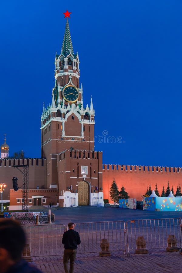 ΜΟΣΧΑ, ΡΩΣΙΑ - 30 ΑΠΡΙΛΊΟΥ 2018: Άποψη του πύργου Spasskaya της Μόσχας Κρεμλίνο από την κόκκινη πλατεία την παραμονή τον Μαΐου το