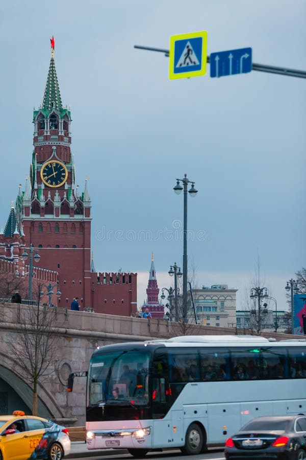 ΜΟΣΧΑ, ΡΩΣΙΑ - 30 ΑΠΡΙΛΊΟΥ 2018: Άποψη του πύργου Spasskaya της Μόσχας Κρεμλίνο και της γέφυρας Bolshoy Moskvoretsky
