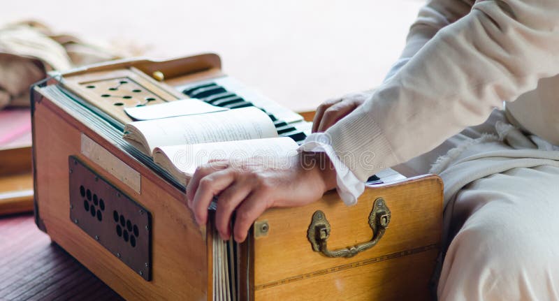 Μουσικές ψυχαγωγίες με το harmonium κατά τη διάρκεια του γκουρού Purnima στοκ φωτογραφίες