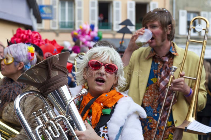 μουσικοί στο καρναβάλι της γκρας ντε δουαρνιέζ