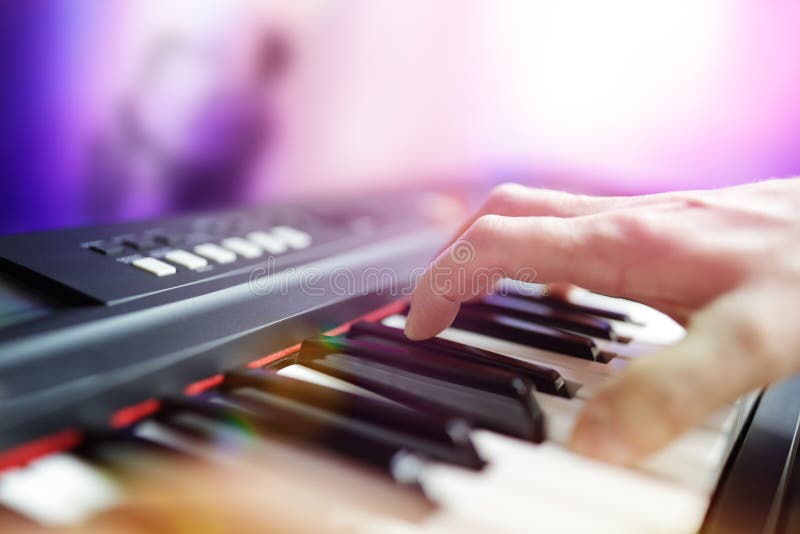 Μουσικός Pianist που εκτελεί το ζωντανό πληκτρολόγιο παιχνιδιού σε μια ζώνη στοκ εικόνες Μουσικός Pianist που εκτελεί το ζωντανό πληκτρολόγιο παιχνιδιού σε μια ζώνη στοκ εικόνες