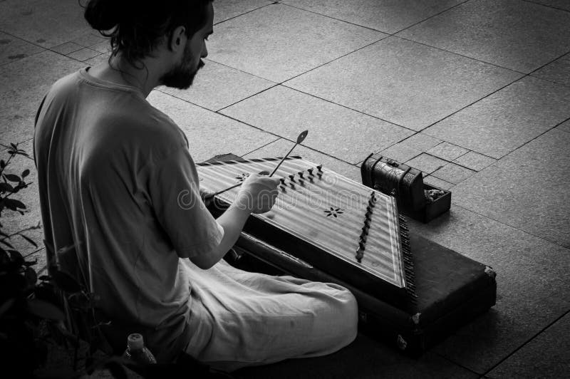 Μουσικός οδών που παίζει σφυρηλατημένο Dulcimer στοκ φωτογραφίες με δικαίωμα ελεύθερης χρήσης Μουσικός οδών που παίζει σφυρηλατημένο Dulcimer στοκ φωτογραφίες με δικαίωμα ελεύθερης χρήσης
