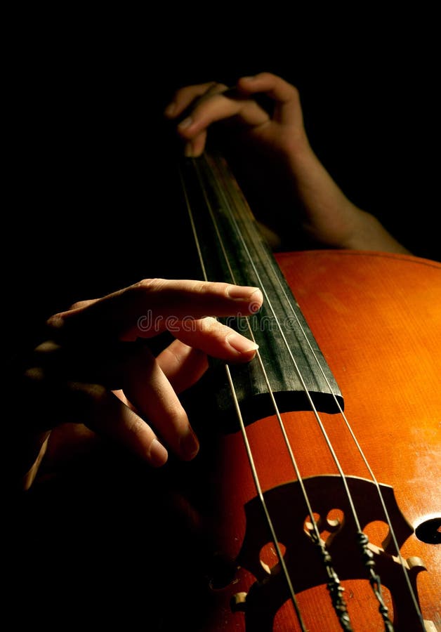 Μουσικός που παίζει contrabass στοκ φωτογραφία με δικαίωμα ελεύθερης χρήσης