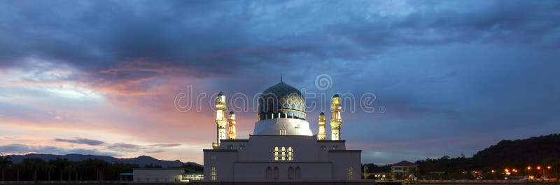 Μουσουλμανικό τέμενος Kinabalu Kota με τα δραματικά και ζωηρόχρωμα σύννεφα στην ανατολή σε Sabah, Μαλαισία στοκ φωτογραφία με δικαίωμα ελεύθερης χρήσης