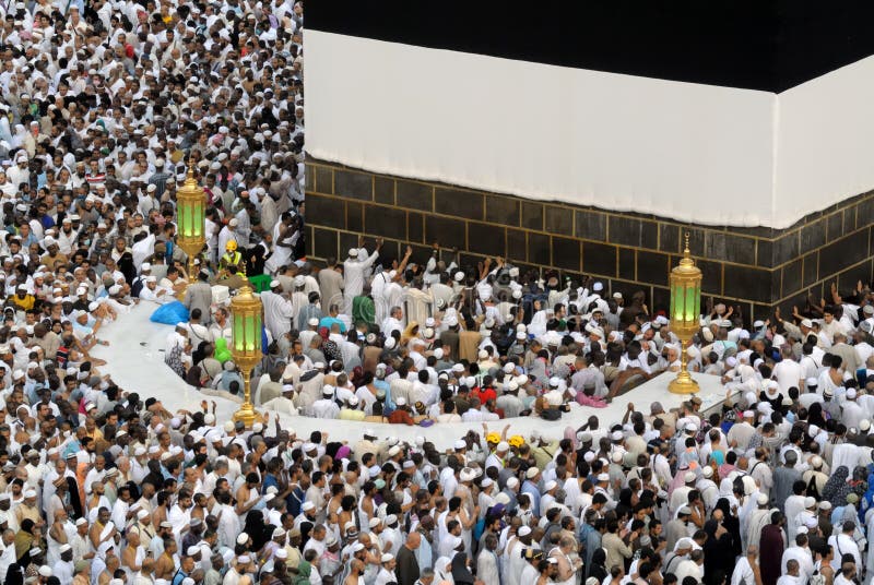 Μουσουλμανικοί οπαδοί στο hicr Ismail δίπλα σε Kaaba στη Μέκκα στοκ εικόνα με δικαίωμα ελεύθερης χρήσης Μουσουλμανικοί οπαδοί στο hicr Ismail δίπλα σε Kaaba στη Μέκκα στοκ εικόνα με δικαίωμα ελεύθερης χρήσης