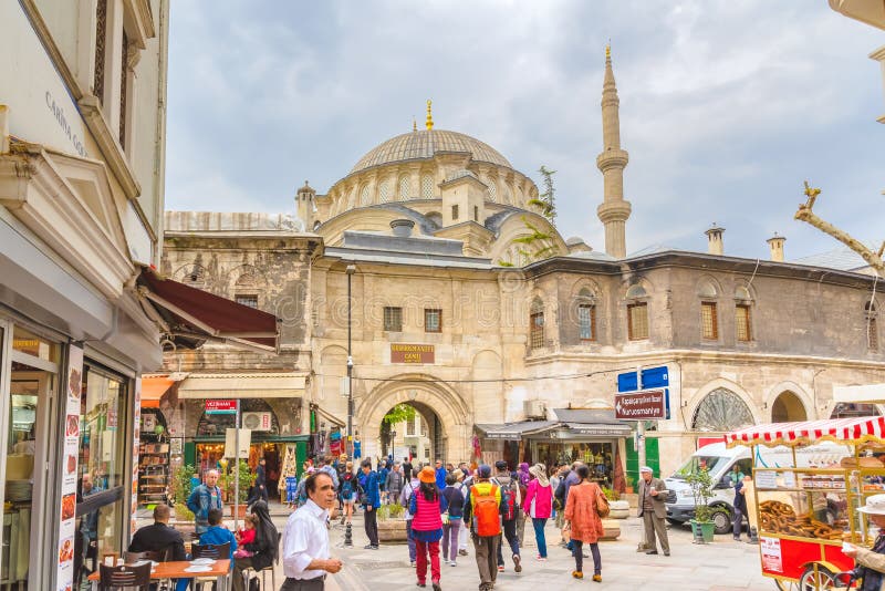 Μουσουλμανικό τέμενος Nuruosmaniye κοντά σε Kapali (κλειστό) Bazaar στοκ εικόνα Μουσουλμανικό τέμενος Nuruosmaniye κοντά σε Kapali (κλειστό) Bazaar στοκ εικόνα