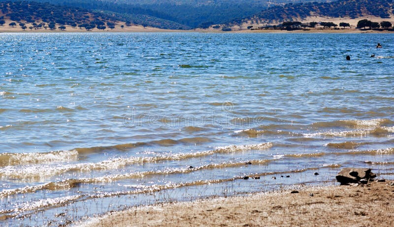 Μπλε λίμνη μεταξύ ενός δασικού τοπίου στοκ φωτογραφία με δικαίωμα ελεύθερης χρήσης Μπλε λίμνη μεταξύ ενός δασικού τοπίου στοκ φωτογραφία με δικαίωμα ελεύθερης χρήσης