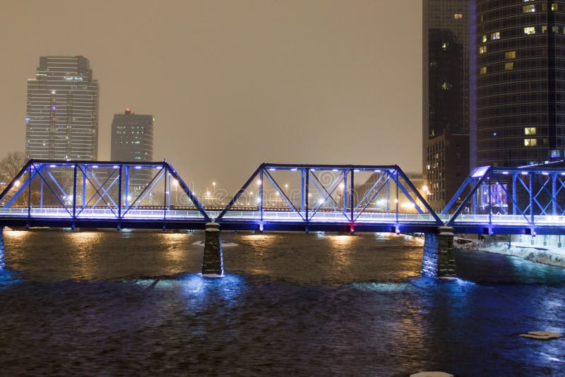 Μπλε γέφυρα στο Grand Rapids στοκ φωτογραφία Μπλε γέφυρα στο Grand Rapids στοκ φωτογραφία