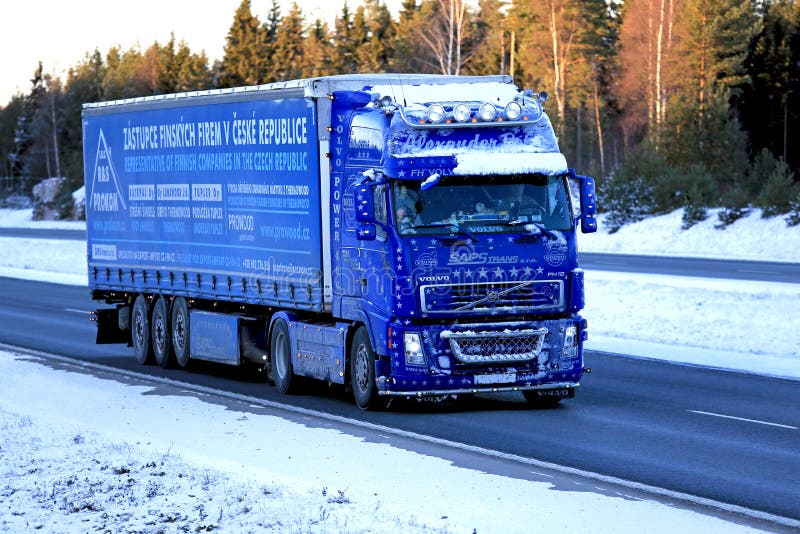 Μπλε ημι φορτηγό της VOLVO FH12 460 που μεταφέρει με φορτηγό στο χιόνι και τον πάγο στοκ φωτογραφία Μπλε ημι φορτηγό της VOLVO FH12 460 που μεταφέρει με φορτηγό στο χιόνι και τον πάγο στοκ φωτογραφία