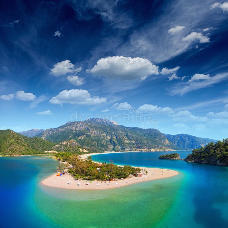 Μπλε λιμνοθάλασσα σε Oludeniz στοκ εικόνα με δικαίωμα ελεύθερης χρήσης Μπλε λιμνοθάλασσα σε Oludeniz στοκ εικόνα με δικαίωμα ελεύθερης χρήσης