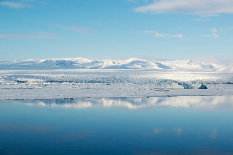 Μπλε πάγος στην παγετώδη λιμνοθάλασσα Jokulsarlon με την αντανάκλαση, παγετώνας Vatnajokull, Ισλανδία στοκ φωτογραφίες με δικαίωμα ελεύθερης χρήσης Μπλε πάγος στην παγετώδη λιμνοθάλασσα Jokulsarlon με την αντανάκλαση, παγετώνας Vatnajokull, Ισλανδία στοκ φωτογραφίες με δικαίωμα ελεύθερης χρήσης
