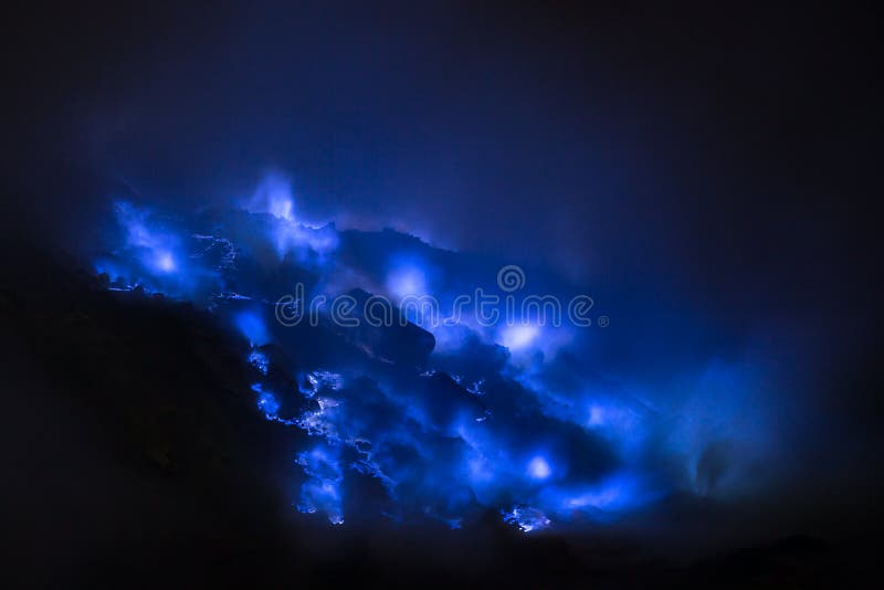 Μπλε φλόγες θείου, ηφαίστειο Kawah Ijen στοκ εικόνα