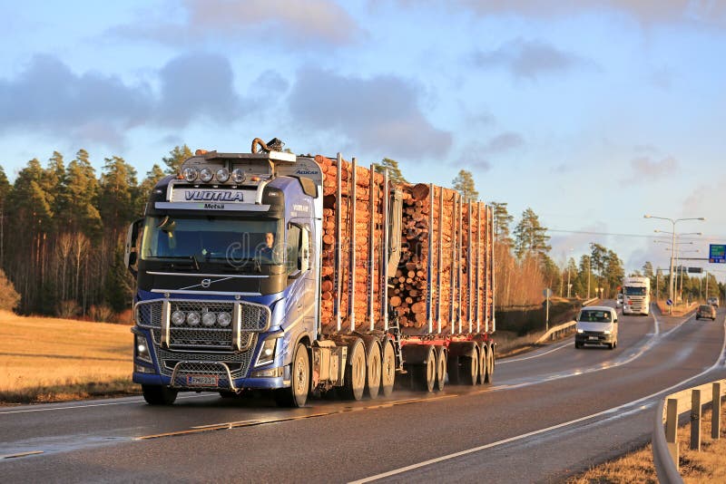 Μπλε φορτηγό μεταφορών της VOLVO FH16 ξύλινο στην εθνική οδό το χειμώνα στοκ φωτογραφίες με δικαίωμα ελεύθερης χρήσης Μπλε φορτηγό μεταφορών της VOLVO FH16 ξύλινο στην εθνική οδό το χειμώνα στοκ φωτογραφίες με δικαίωμα ελεύθερης χρήσης