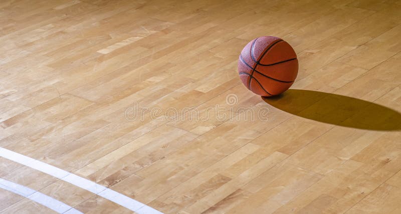 μπάλα μπάσκετ στο γήπεδο του hardwood με φυσικό φωτισμό. ερμηνεία online. κάρτες χαιρετισμού αφίσας οριζόντιου θέματος αθλητισμού. τοποθεσία web και εφαρμογή για κεφαλίδες καρτών χαιρετισμού οριζόντιου θέματος αθλητισμού.