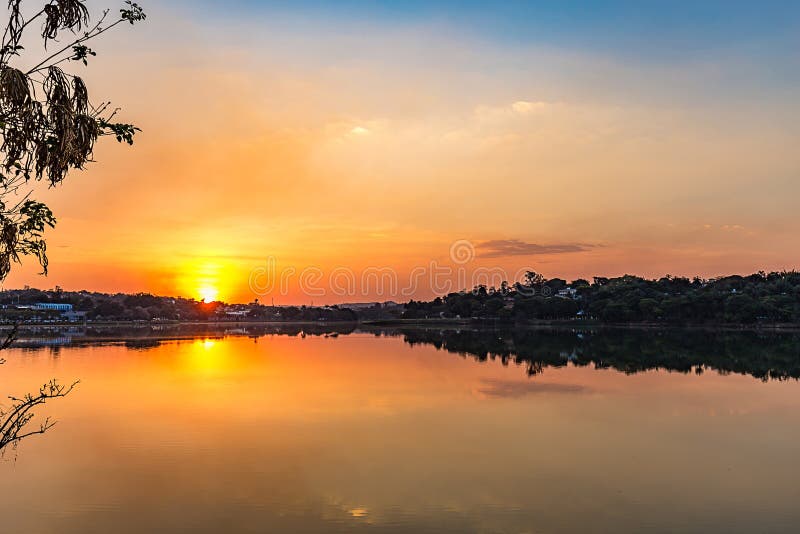 Μπέλο Οριζόντε, Minas Gerais, Βραζιλία Άποψη της λίμνης Pampulha στο s. Μπέλο Οριζόντε, Minas Gerais, Βραζιλία Άποψη της λίμνης Pampulha στο ηλιοβασίλεμα