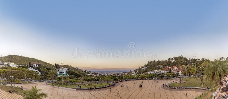 Μπέλο Οριζόντε, Minas Gerais, Βραζιλία Πανοραμική άποψη από τους παπάδες στοκ εικόνα με δικαίωμα ελεύθερης χρήσης Μπέλο Οριζόντε, Minas Gerais, Βραζιλία Πανοραμική άποψη από τους παπάδες στοκ εικόνα με δικαίωμα ελεύθερης χρήσης