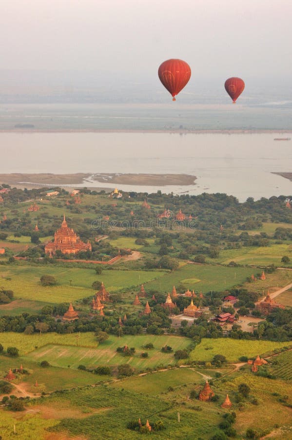 Μπαλόνια ζεστού αέρα πέρα από Bagan, το Μιανμάρ στοκ φωτογραφία με δικαίωμα ελεύθερης χρήσης Μπαλόνια ζεστού αέρα πέρα από Bagan, το Μιανμάρ στοκ φωτογραφία με δικαίωμα ελεύθερης χρήσης