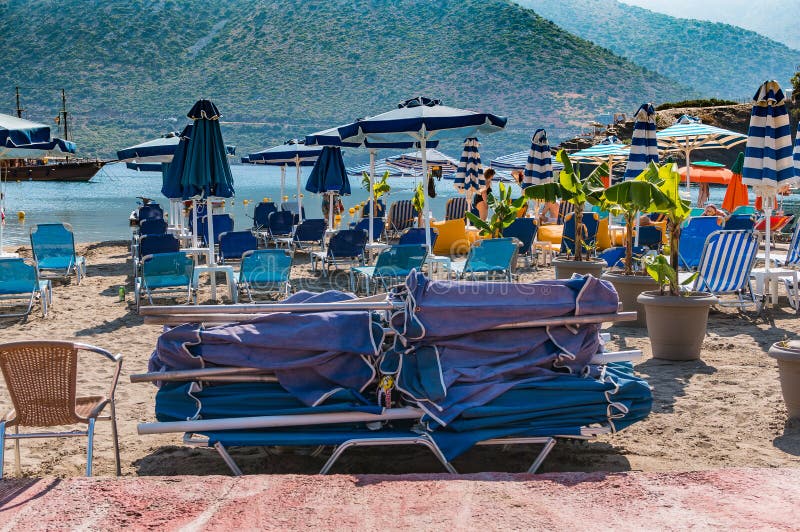 Μπαλί, Κρήτη, Ελλάδα - 10 15 2019: τέλος της κολυμβητικής περιόδου Οι ηλιοτρόφοι και οι ομπρέλες συλλέγονται στην παραλία στοκ φωτογραφία με δικαίωμα ελεύθερης χρήσης Μπαλί, Κρήτη, Ελλάδα - 10 15 2019: τέλος της κολυμβητικής περιόδου Οι ηλιοτρόφοι και οι ομπρέλες συλλέγονται στην παραλία στοκ φωτογραφία με δικαίωμα ελεύθερης χρήσης